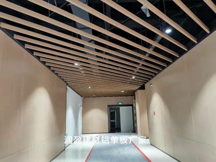 滨湖时代公馆地下商城-仿木纹铝方通吊顶项目 滨湖时代公馆地下商城-仿木纹铝方通吊顶项目